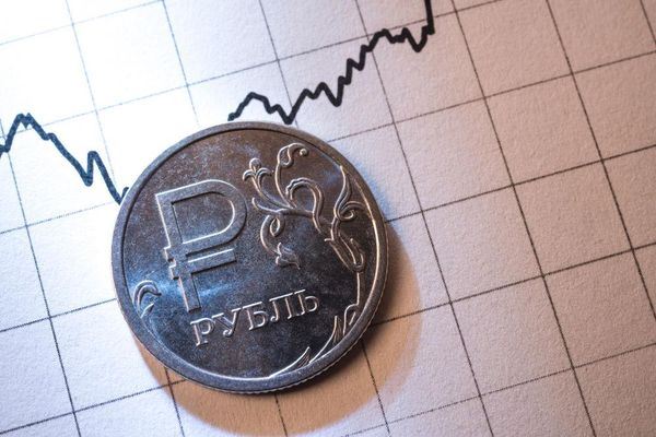    Курс доллара пробивает ключевой уровень, рубль на грани обвала
