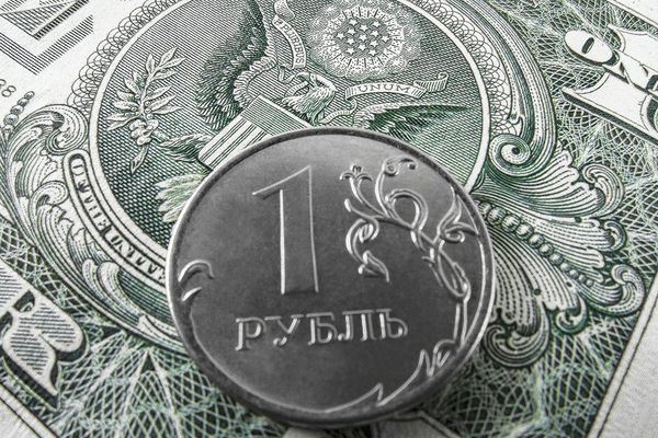    Рубль вплотную приближается к отметке 76 за доллар
