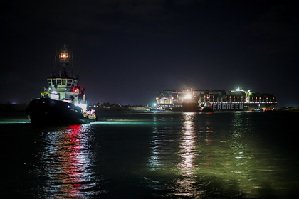 Застрявшее в Суэцком канале судно попытаются переместить ночью во время прилива